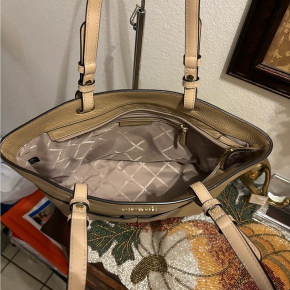 Michael Kors Soft Leather Sand colorTote.HandlesareExcellant LeatherVachetta.EUC - Picture 8 of 11